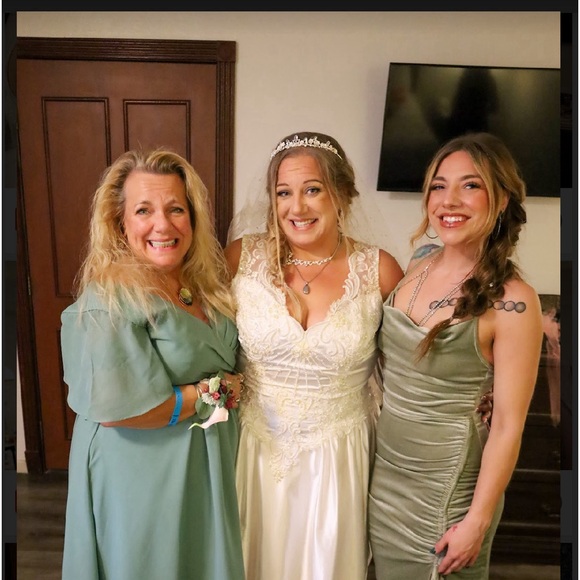 Meet your Posher, Cynthia - Picture 2 of 3